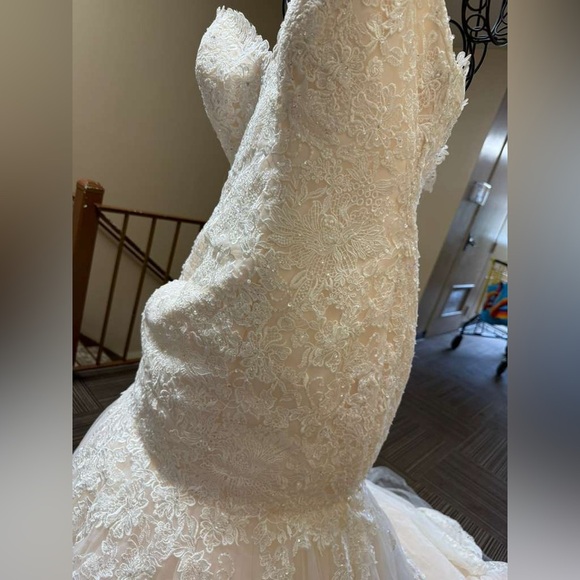 Maggie Sottero Ivory Bridal Gown - Picture 7 of 17